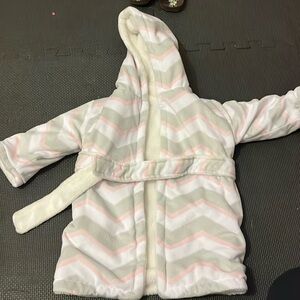 Blankets and beyond robe. Pink grey and white.